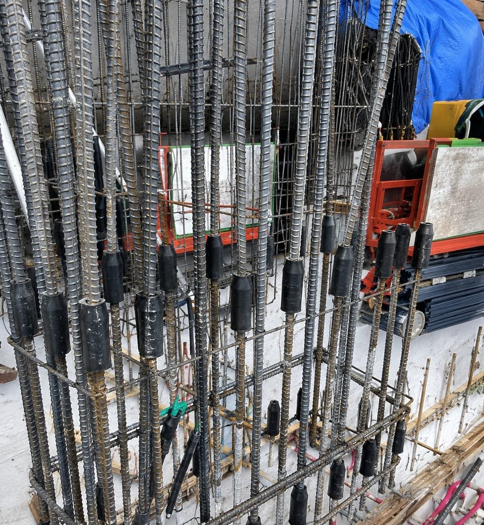 HD OneTouch Couplers installed across a dense reinforcement cage